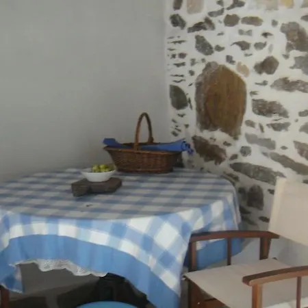 παλιό κελάρι σε πέτρινο σπίτι Ano Potamia