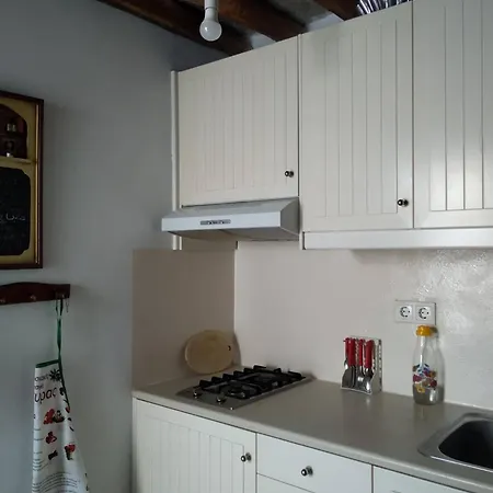 παλιό κελάρι σε πέτρινο σπίτι